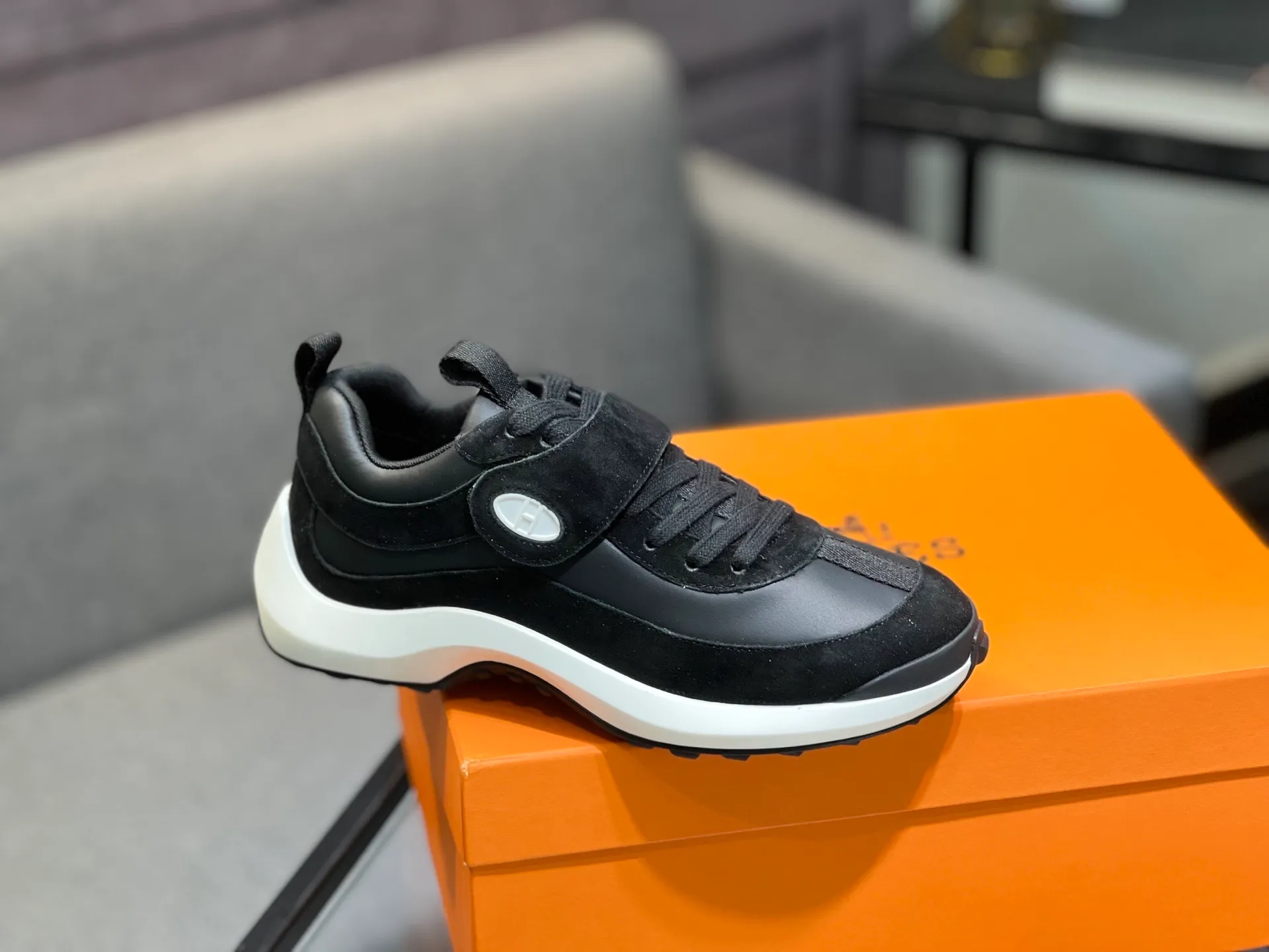 Men's shoes 💰600 Actual photos 🎬 [Hermès] Couple style, official website synchronization Counter quality French Paris catwalk style Simple and classic Imported original fabric Original 1:1 outsole! The highest version on the market! Size: Female 35-41. Male 39-45 (female 41, male 45 customized)